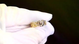 Золотое ажурное кольцо с ножками младенца? и бриллиантом в подарок на рождение