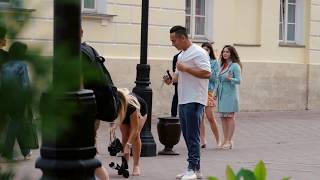 Выгулял девушек в белье на поводке . Деньги Решают Все.
