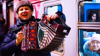 МУЗЫКАНТ В ЭЛЕКТРИЧКЕ!ГАРМОНИСТ В ЭЛЕКТРИЧКЕ!ПЕСНИ НА Баяне и ГАРМОНИ!