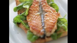 Юлия Высоцкая — Маринованная семга на гриле с хлебом и салатом