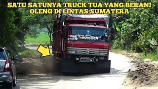 NGERI NGERI ASAM MELIHAT TRUCK MELEWATI JALAN INI