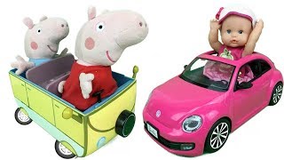 Carrera de Peppa pig con autocaravana y coche de barbie con la muñeca bebe nenuco Lola en español