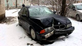 В Пскове пьяный водитель BMW попытался уйти от полицейской погони и врезался в угол дома