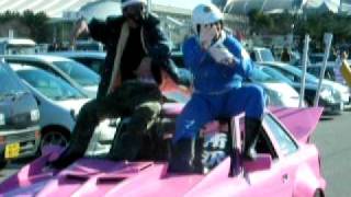 オートサロン2011白バイ隊員がタコ踊り？！