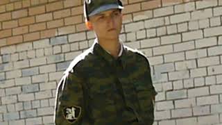 Армейское порно: солдат на посту (съемка скрытой камерой через забор)