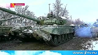 Под Дебальцевом украинские части отступили, бросив на поле боя технику и тела погибших.