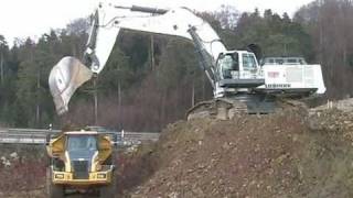 Liebherr R984C 2-pass loading 40t trucks