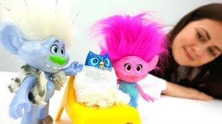 Игрушки Тролли и птичка у доктора Ау. Мультик для детей