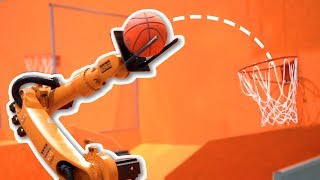 Рука-робот играет в баскетбол!