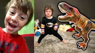 DINOSSAURO DE BRINQUEDO FINGE BRINCAR COM MARCOS E LAURA