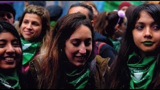 Así se vive el debate por el aborto legal en  la "Ola celeste" y la "Ola verde"