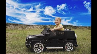 Дамир весело катается на машинке. И моет ее от грязи.
