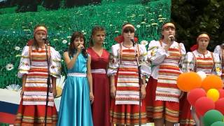 Детский ансамбль исполняет "Небо славян" (группа "Алиса")