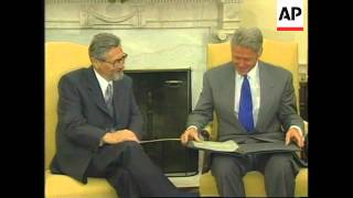 USA: ROMANIAN PRESIDENT CONSTANTINESCU MEETS PRESIDENT CLINTON