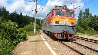 Электровоз ВЛ10У-925 с грузовым поездом и приветливый машинист
