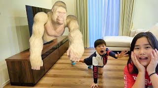 アニア テレビから白ゴリラ 飛び出す！？ ごっこ遊び こうくんねみちゃん White gorilla destroys TV ANIA