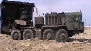 Здоровый тягач забуксовал в песке