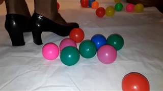 Trampling & crushing - 116 kg crumbles and walks to colored plastic balloons