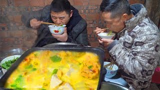 【超小厨】全家放风去挖宝，岳父做“酥肉火锅”，小厨吃个底朝天，这只猪养不起了！