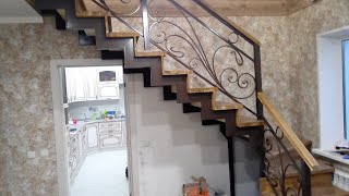 Лестница на ломаных косоурах с ограждением