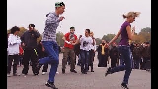 Молодежь танцует! Просто отпад!