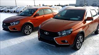 Парочка LADA Vesta SW Cross (с серым и оранжевым салоном).
