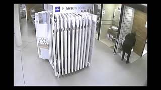 Бесстыжая тетка справила нужду прямо в магазине сантехники!