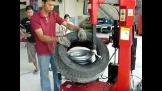 T&S Car Tek giới thiệu quy trinh su dung may ra vao lop Hunter TCX 550.