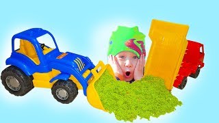 Синий трактор спасает город игрушек