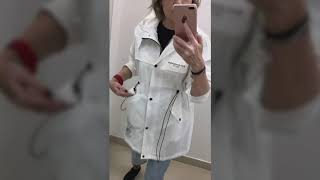 Женская белая ветровка с капюшоном