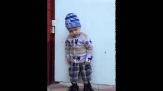 Смешные дети! Ребенок спит стоя! Прикол, юмор, смешное видео =