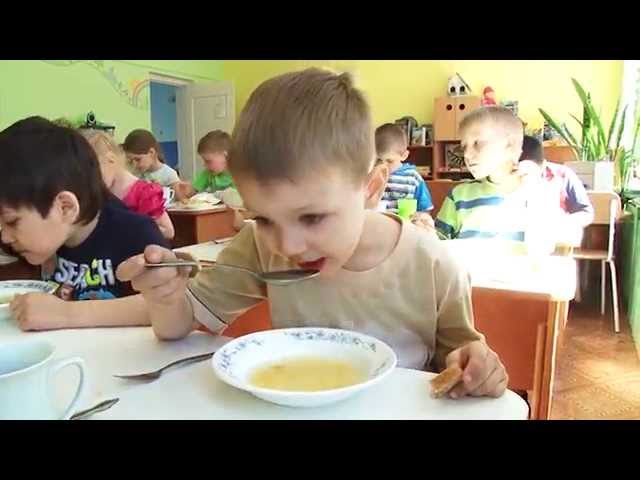 Детские обеды видео. Обед и сон в детском садике. Тихий час в детском садике. Детский сад обед и тихий час. Обед в садике.